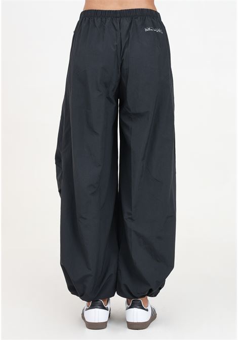 Pantalone sportivo nero da donna in tessuto paracadute City Escape ADIDAS PERFORMANCE | IV9780.